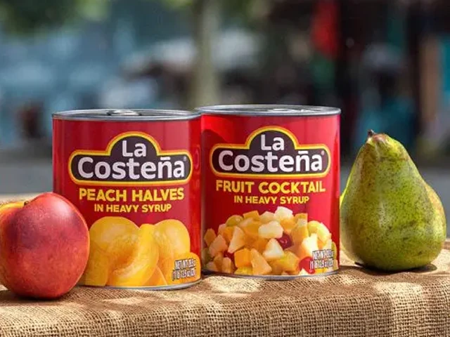 La Costeña peach halves and fruit cocktail